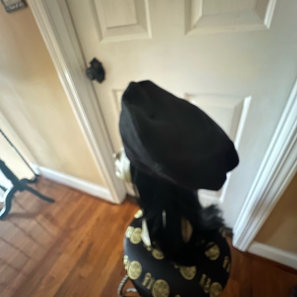 Cashmere Berrett - Picture 3 of 5